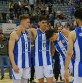Stürup y Mateo Díaz sujetan al lesionado Manex Ansorregi tras acabar el choque.