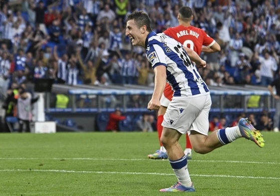 Arkaitz Mariezkurrena y Mikel Oyarzabal celebran con rabia el 3-2 del delantero astigartarra en la despedida de Anoeta de Imanol