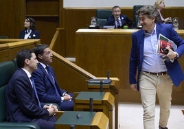 Andueza pasa delante de Pradales en el Parlamento Vasco.