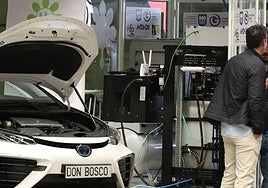 La hidrolinera en funcionamiento y enchufada a un vehículo cuyo combustible es el hidrógeno.