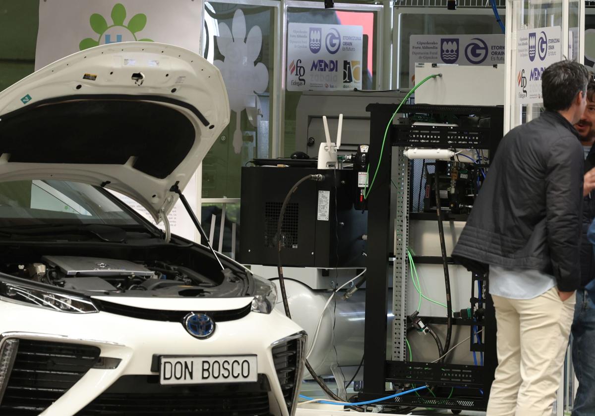 La hidrolinera en funcionamiento y enchufada a un vehículo cuyo combustible es el hidrógeno.