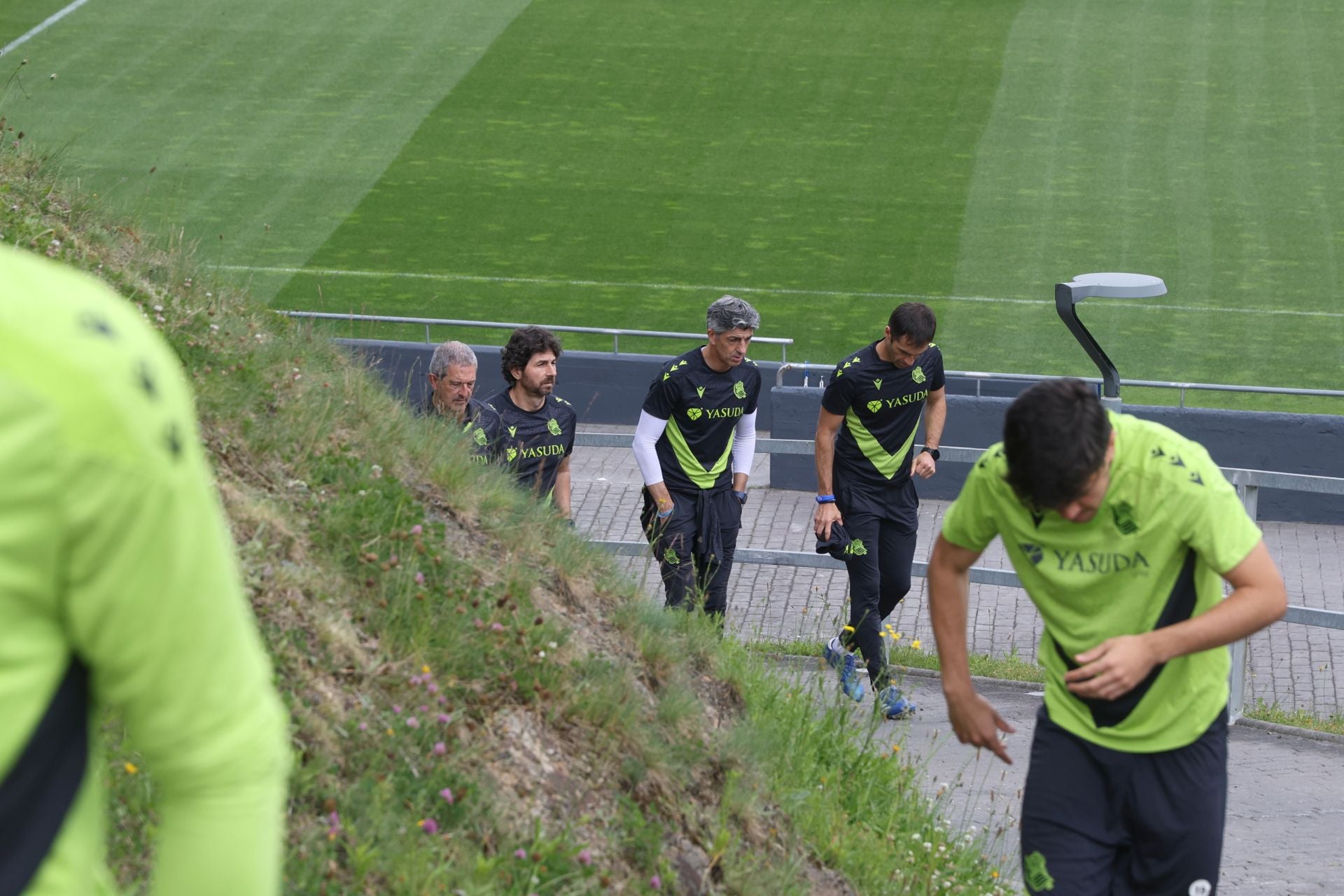 Imanol se lleva las collejas en su último entrenamiento al frente de la Real