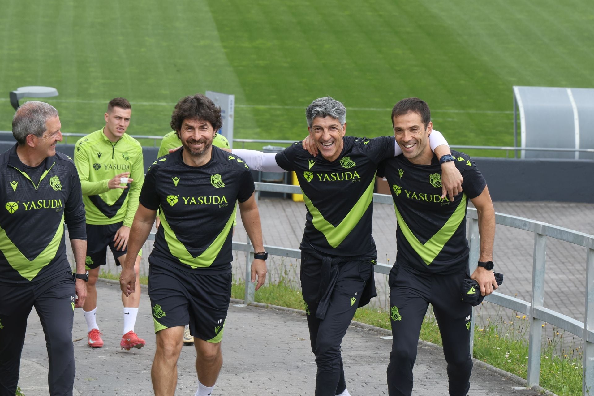 Imanol se lleva las collejas en su último entrenamiento al frente de la Real