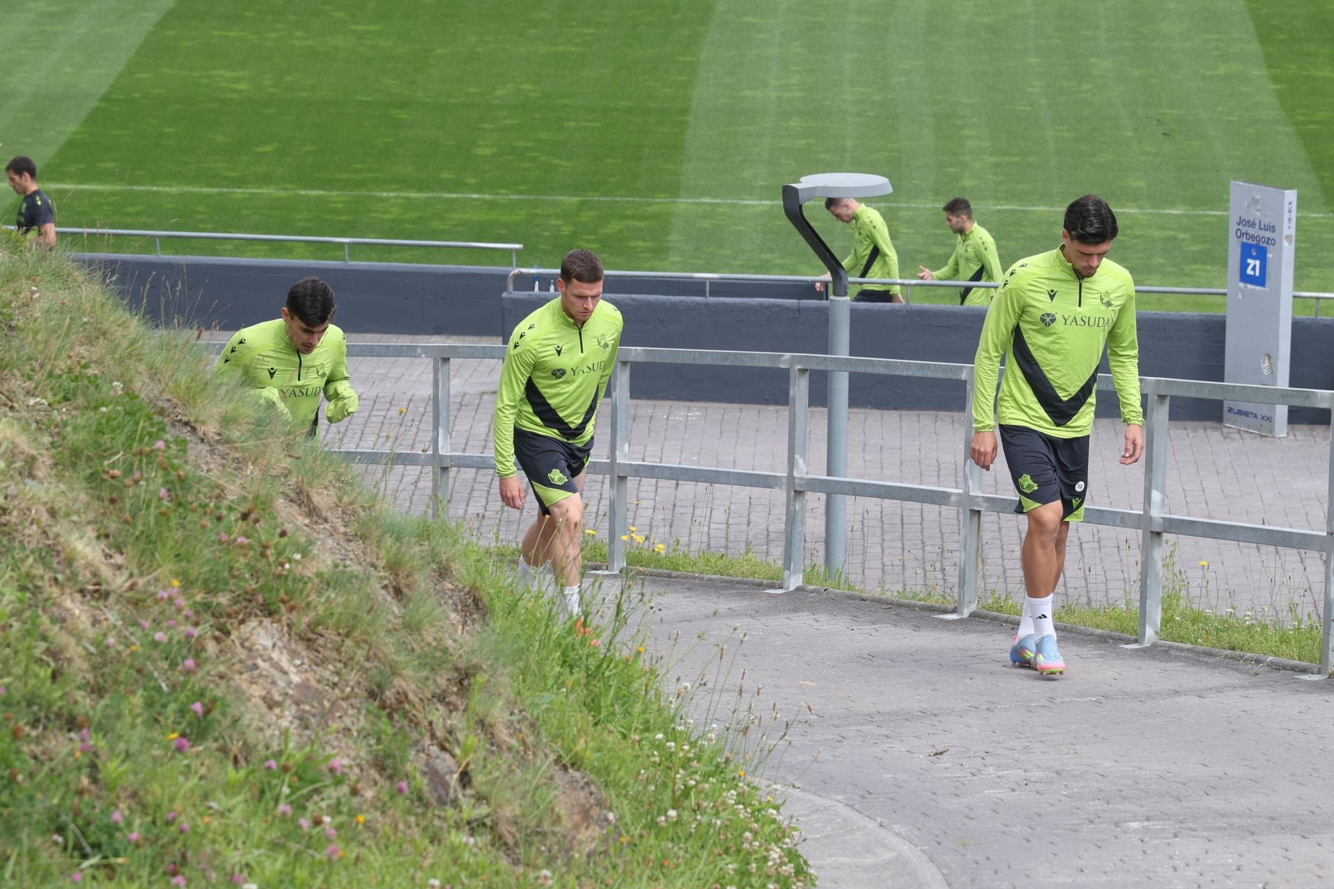 Imanol se lleva las collejas en su último entrenamiento al frente de la Real