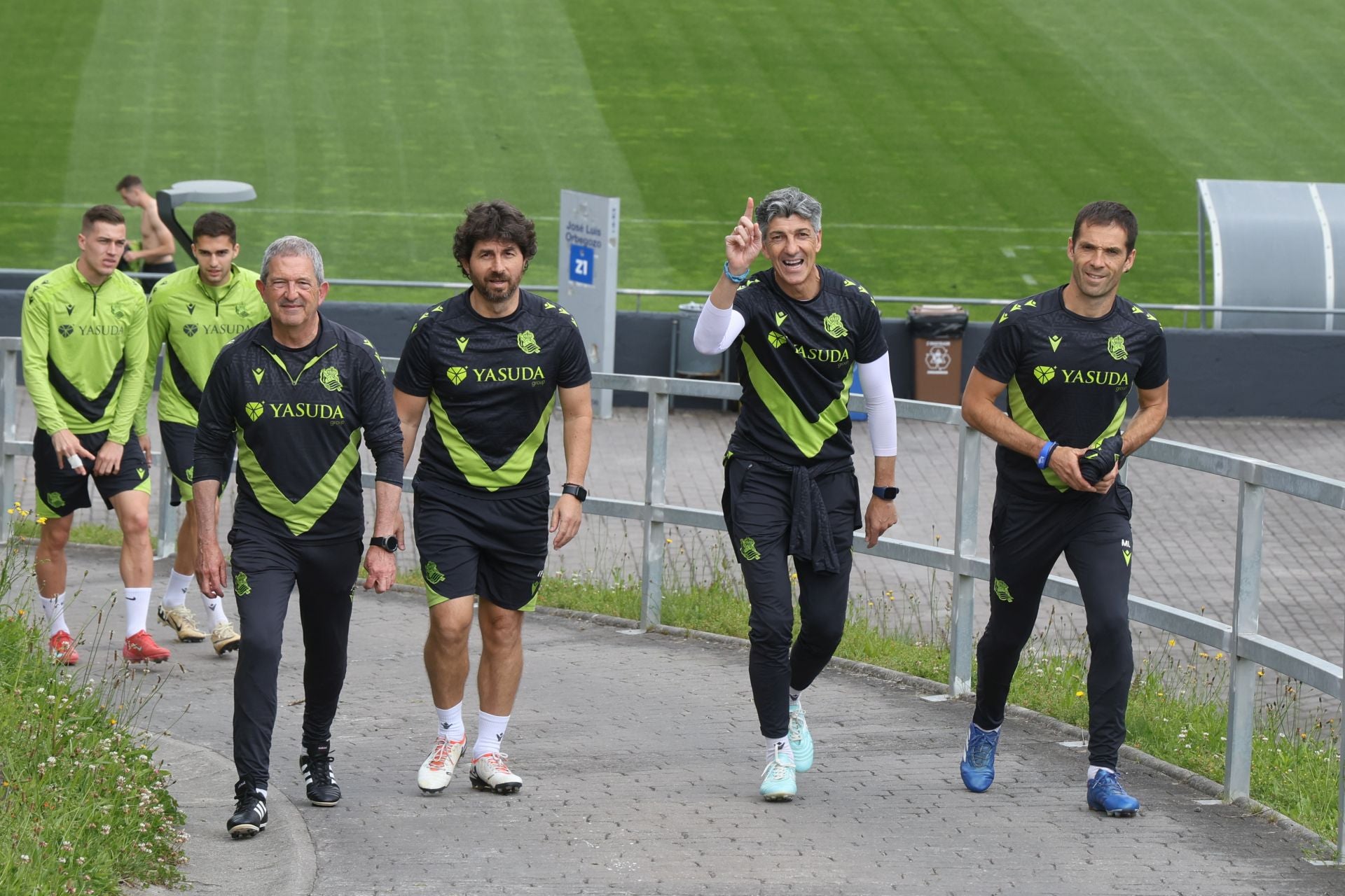 Imanol se lleva las collejas en su último entrenamiento al frente de la Real