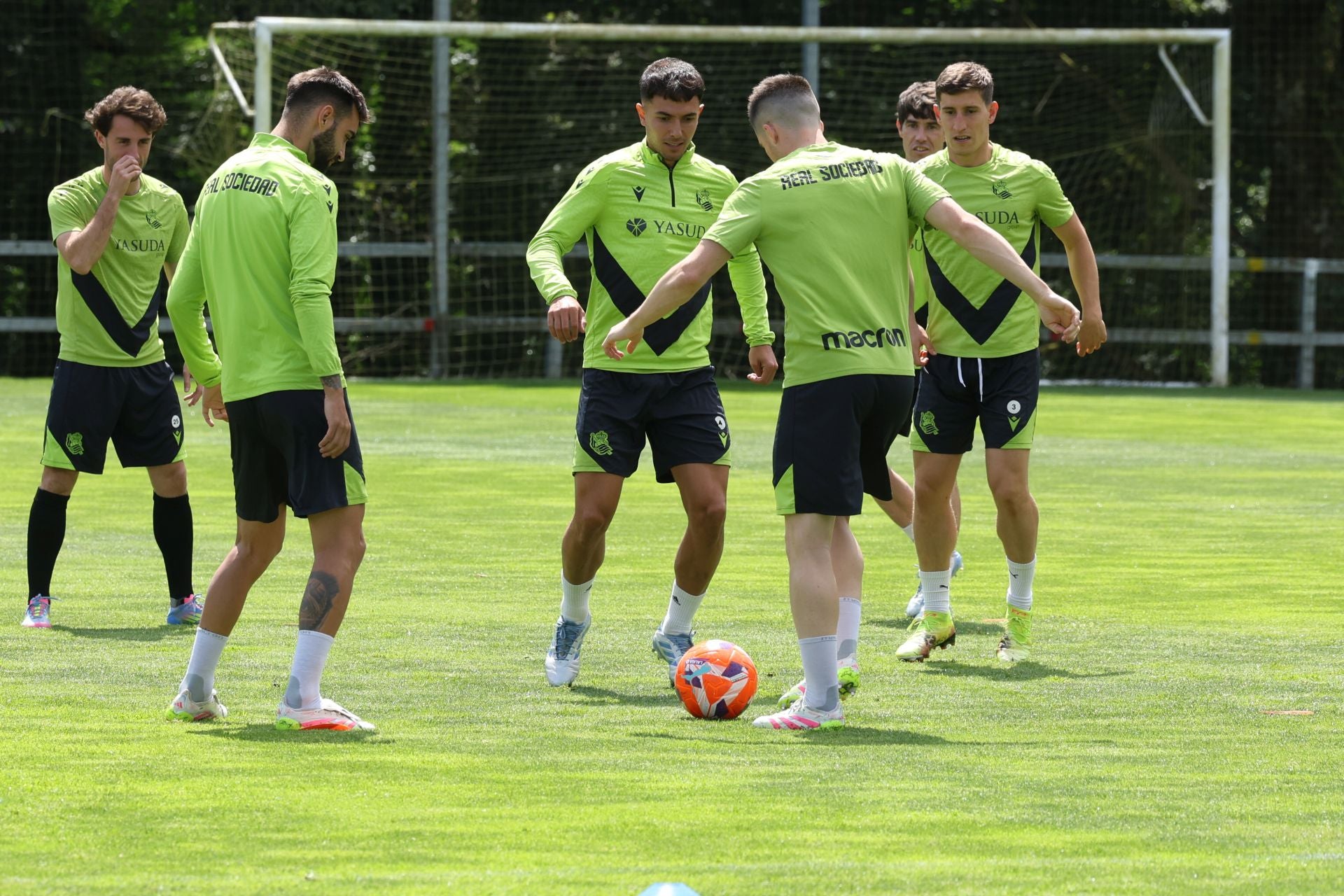 Imanol se lleva las collejas en su último entrenamiento al frente de la Real