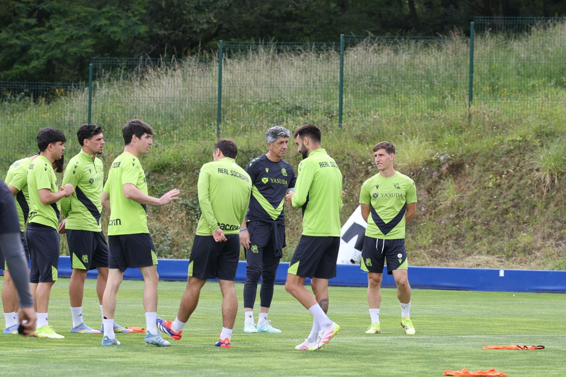 Imanol se lleva las collejas en su último entrenamiento al frente de la Real