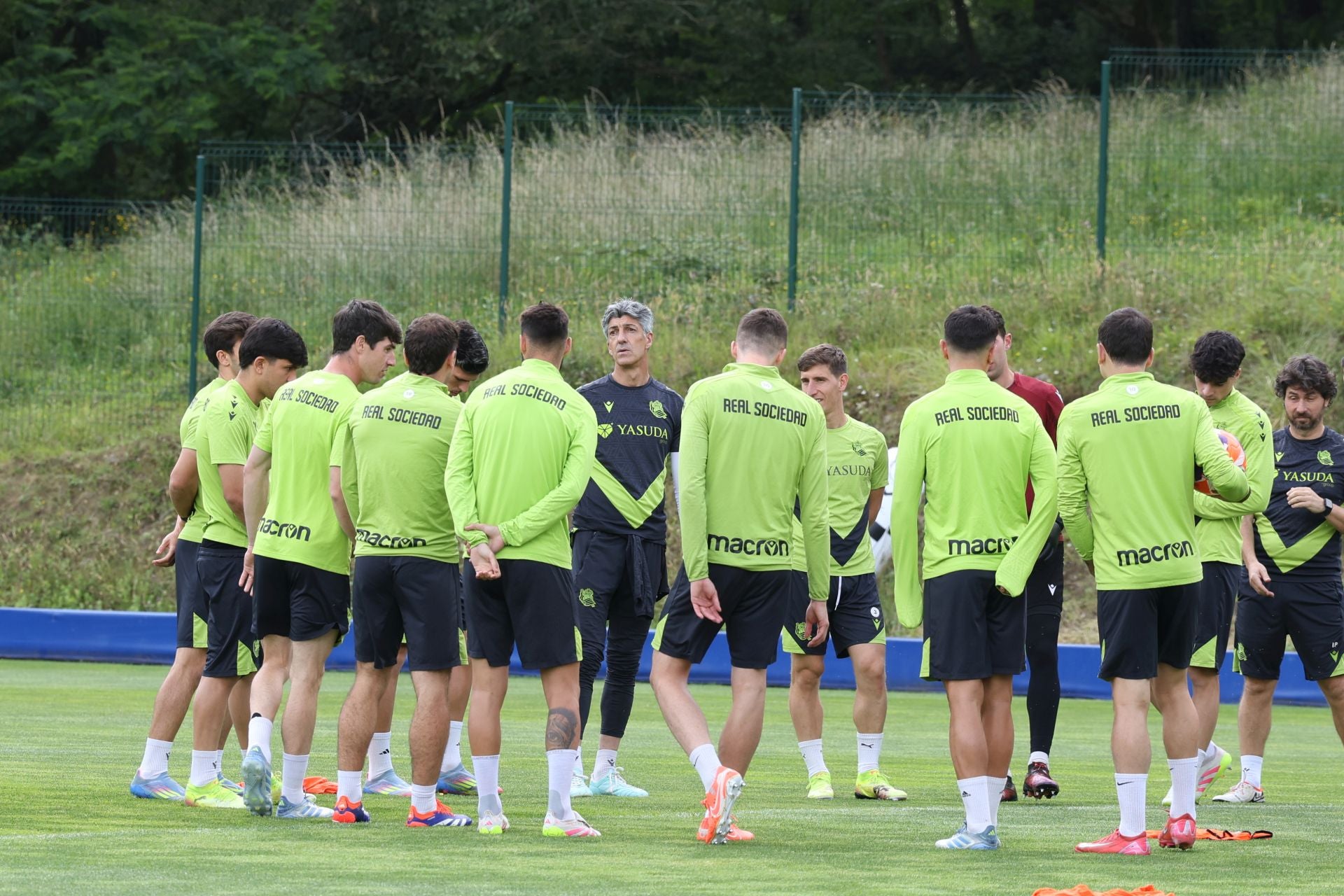 Imanol se lleva las collejas en su último entrenamiento al frente de la Real