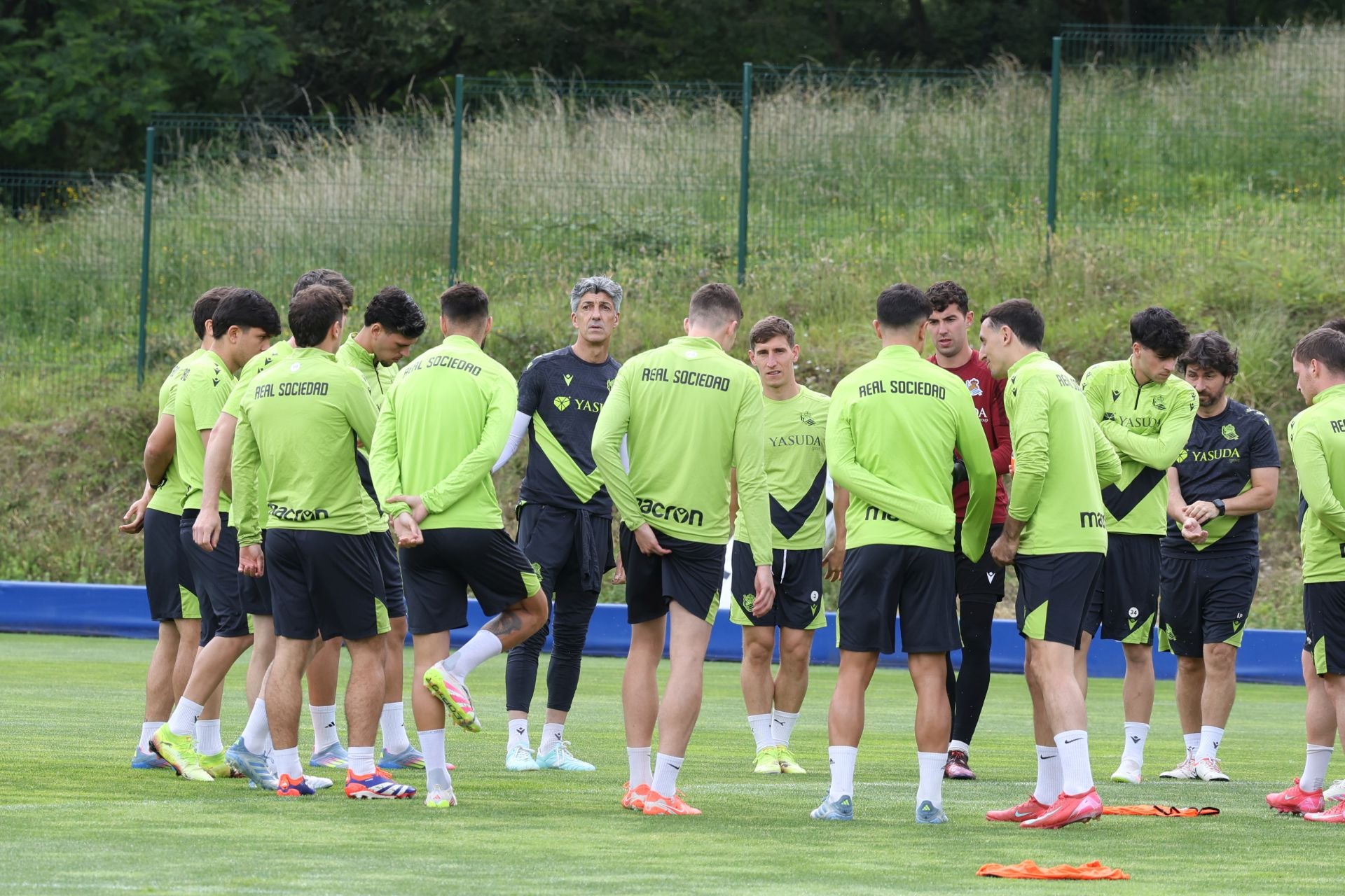Imanol se lleva las collejas en su último entrenamiento al frente de la Real