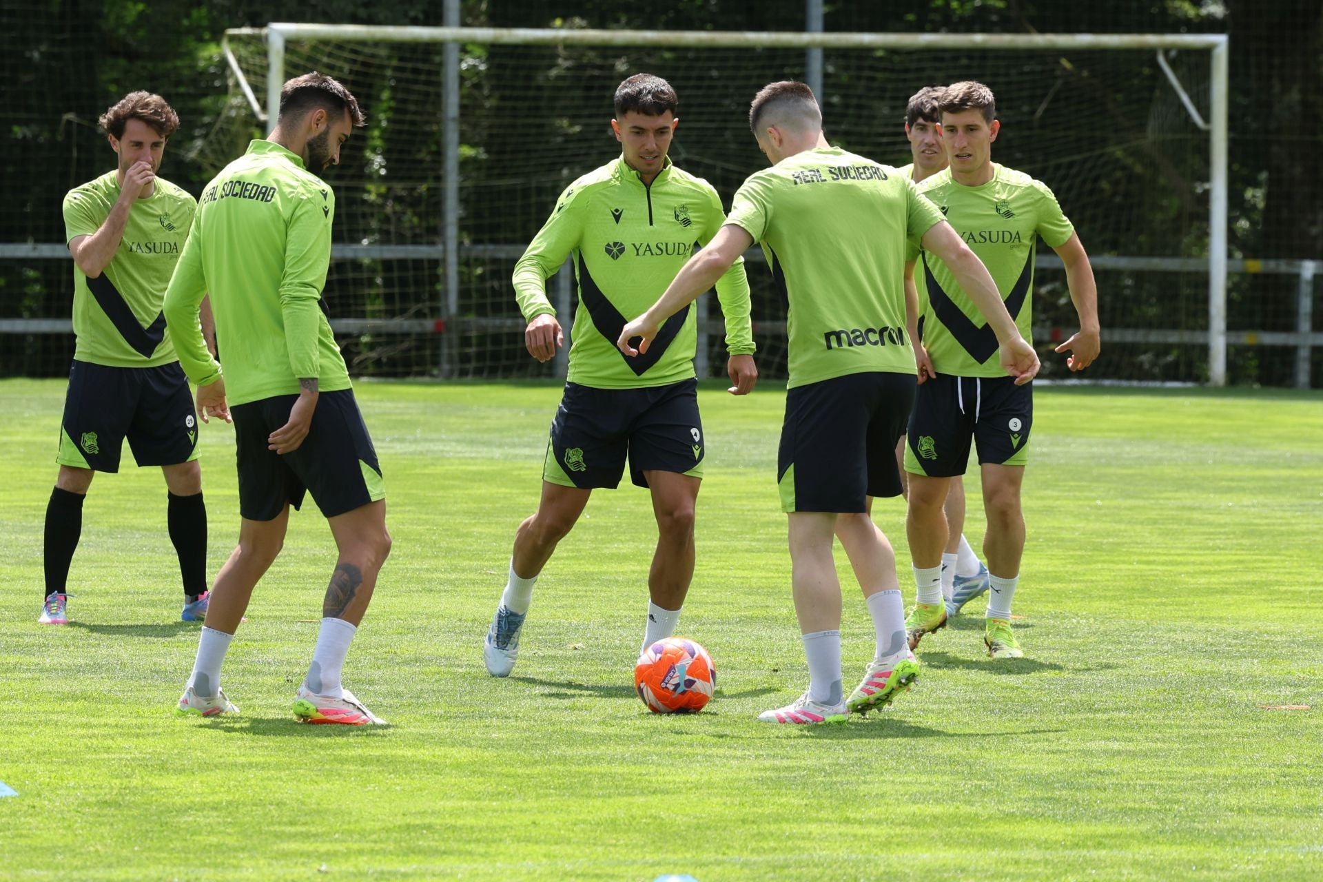 Imanol se lleva las collejas en su último entrenamiento al frente de la Real