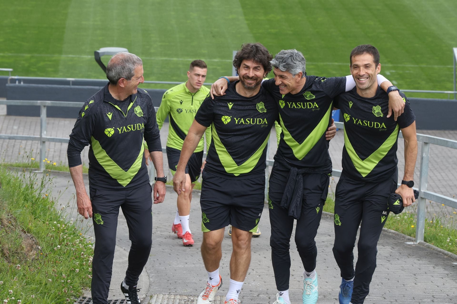 Imanol se lleva las collejas en su último entrenamiento al frente de la Real