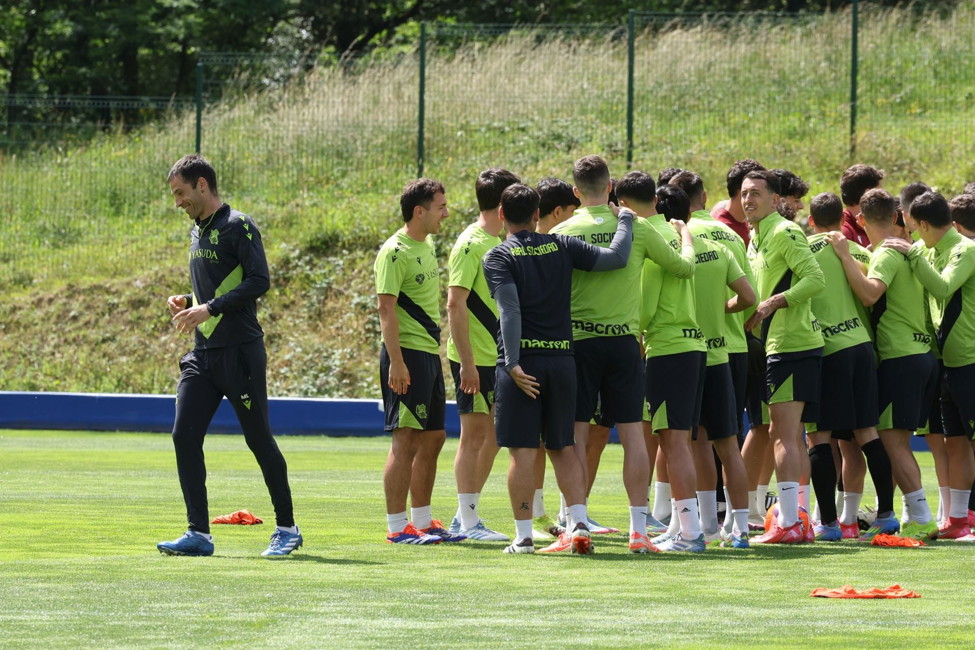 Imanol se lleva las collejas en su último entrenamiento al frente de la Real