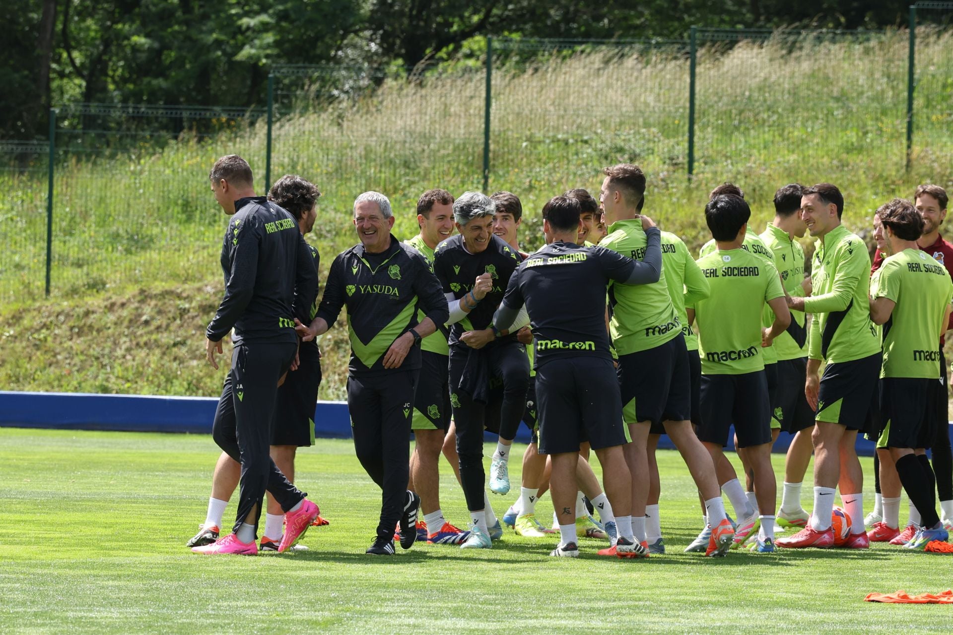 Imanol se lleva las collejas en su último entrenamiento al frente de la Real