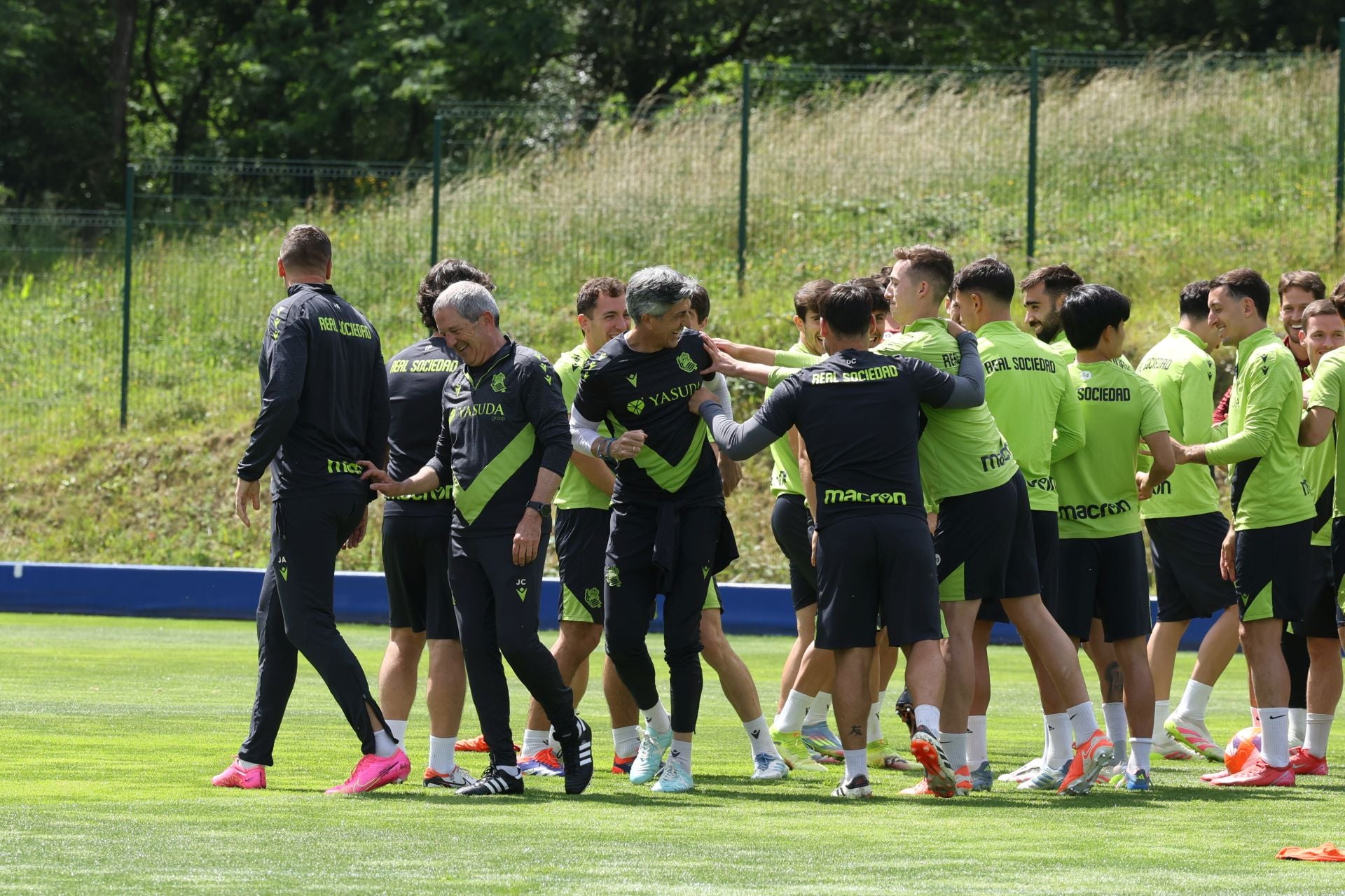 Imanol se lleva las collejas en su último entrenamiento al frente de la Real