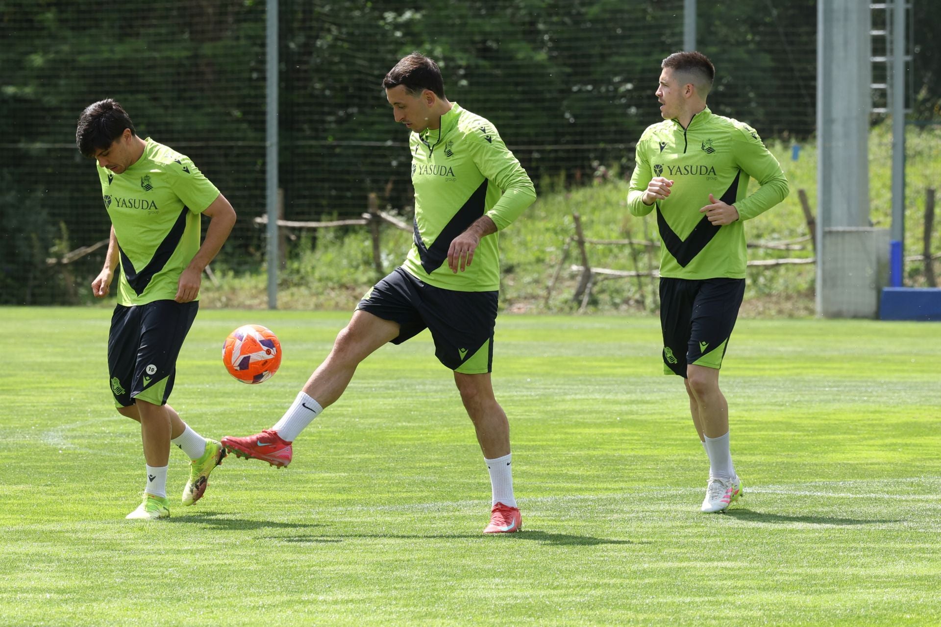 Imanol se lleva las collejas en su último entrenamiento al frente de la Real
