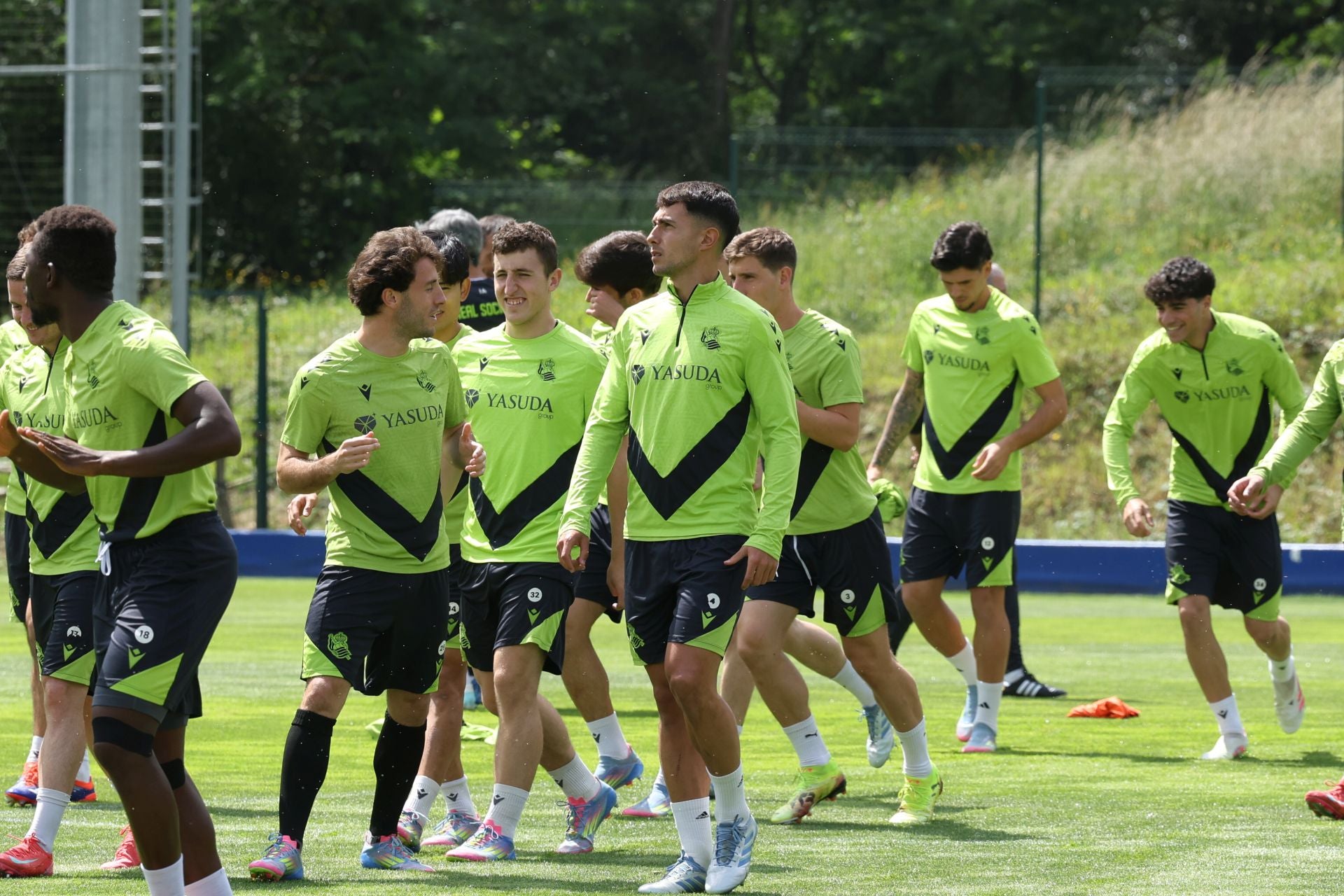 Imanol se lleva las collejas en su último entrenamiento al frente de la Real
