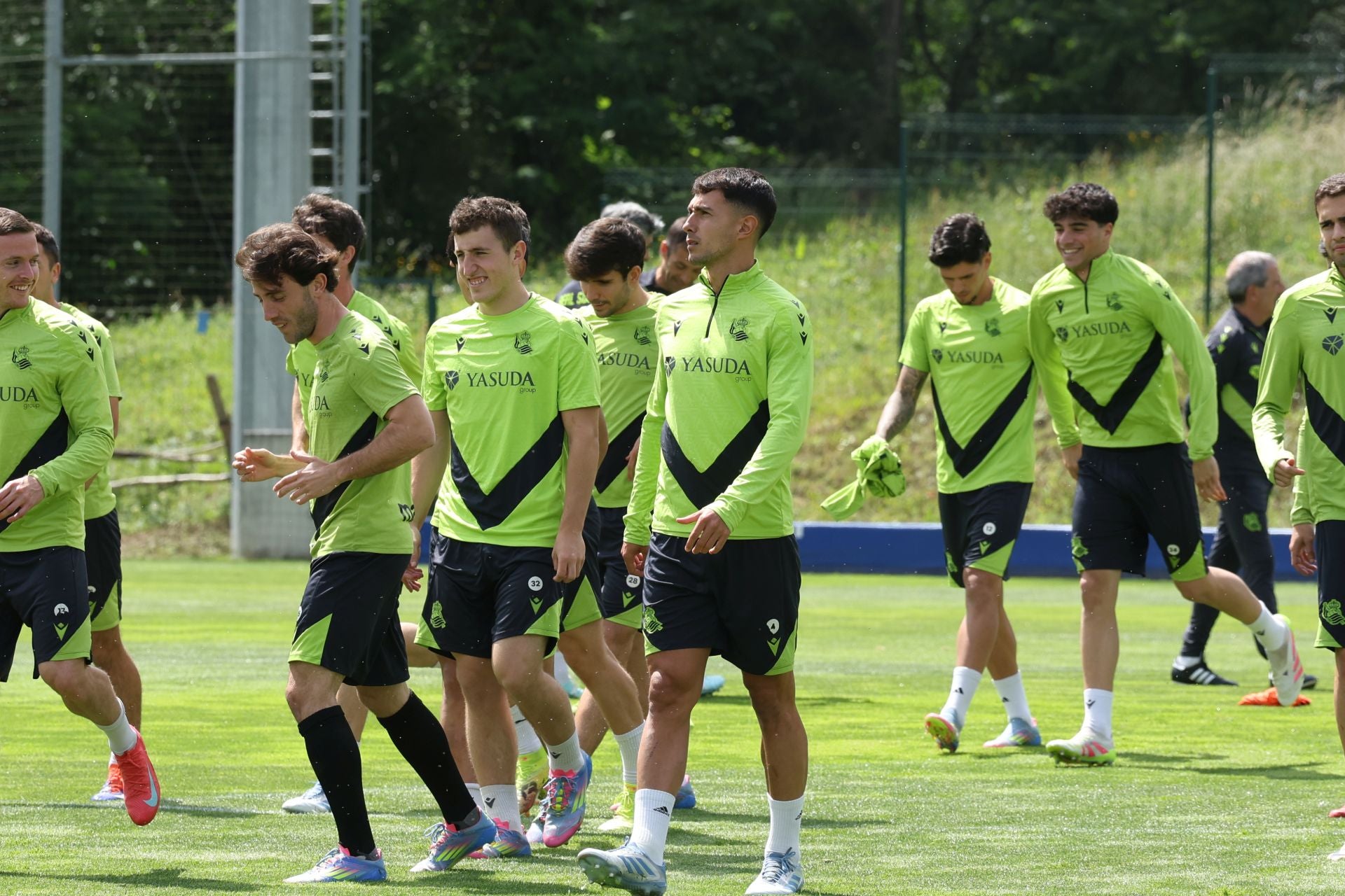 Imanol se lleva las collejas en su último entrenamiento al frente de la Real