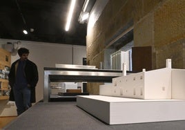 Un visitante, delante de unas maquetas del estudio Ortega-Diago.