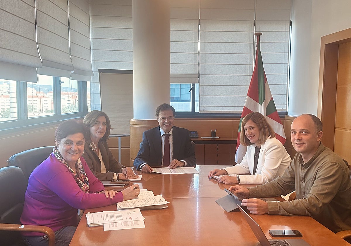 Laborda y Emparan, a la derecha, ya fueron recibidos por el consejero Martínez, en el centro, en el mes de octubre.