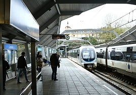 Varias personas se disponen a coger el Topo en la estación de Loiola.
