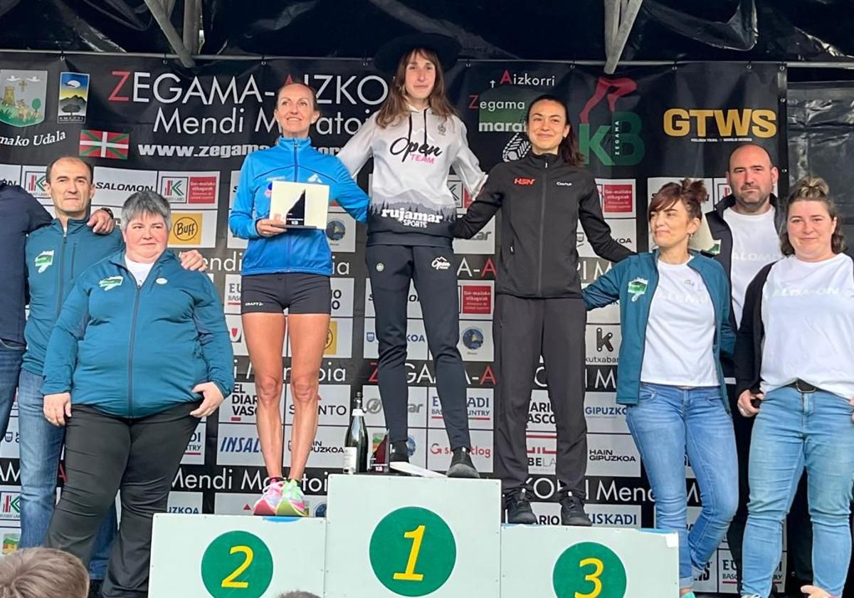 Naiara Irigoien, en lo más alto del podio tras su victoria.