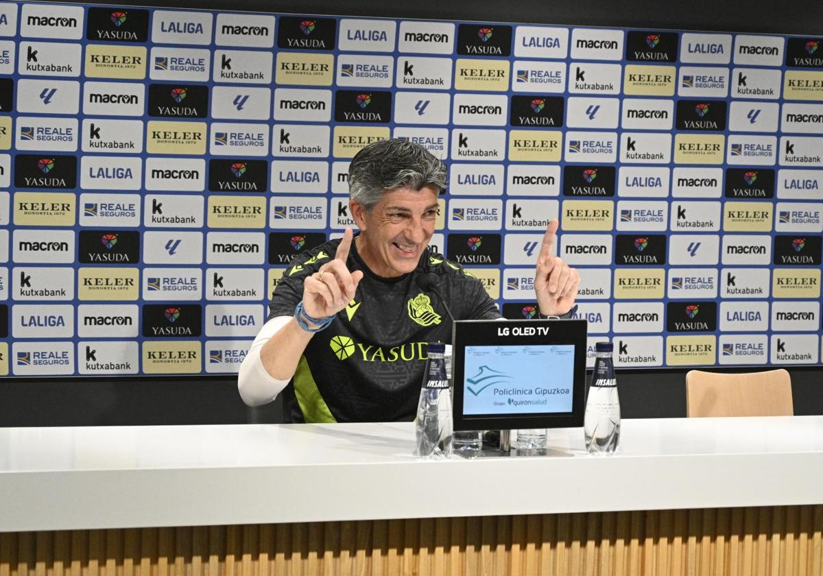 Imanol Alguacil bromea este viernes en la sala de prensa de Zubieta