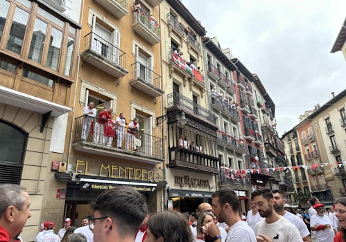 Pantalones de día y bocadillos de noche: multa de 3.000 euros para una tienda que cambiaba de actividad en Sanfermines