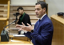 El lehendakari, Imanol Pradales, durante un pleno de control en el Parlamento Vasco.