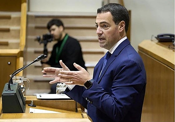 El lehendakari, Imanol Pradales, durante un pleno de control en el Parlamento Vasco.