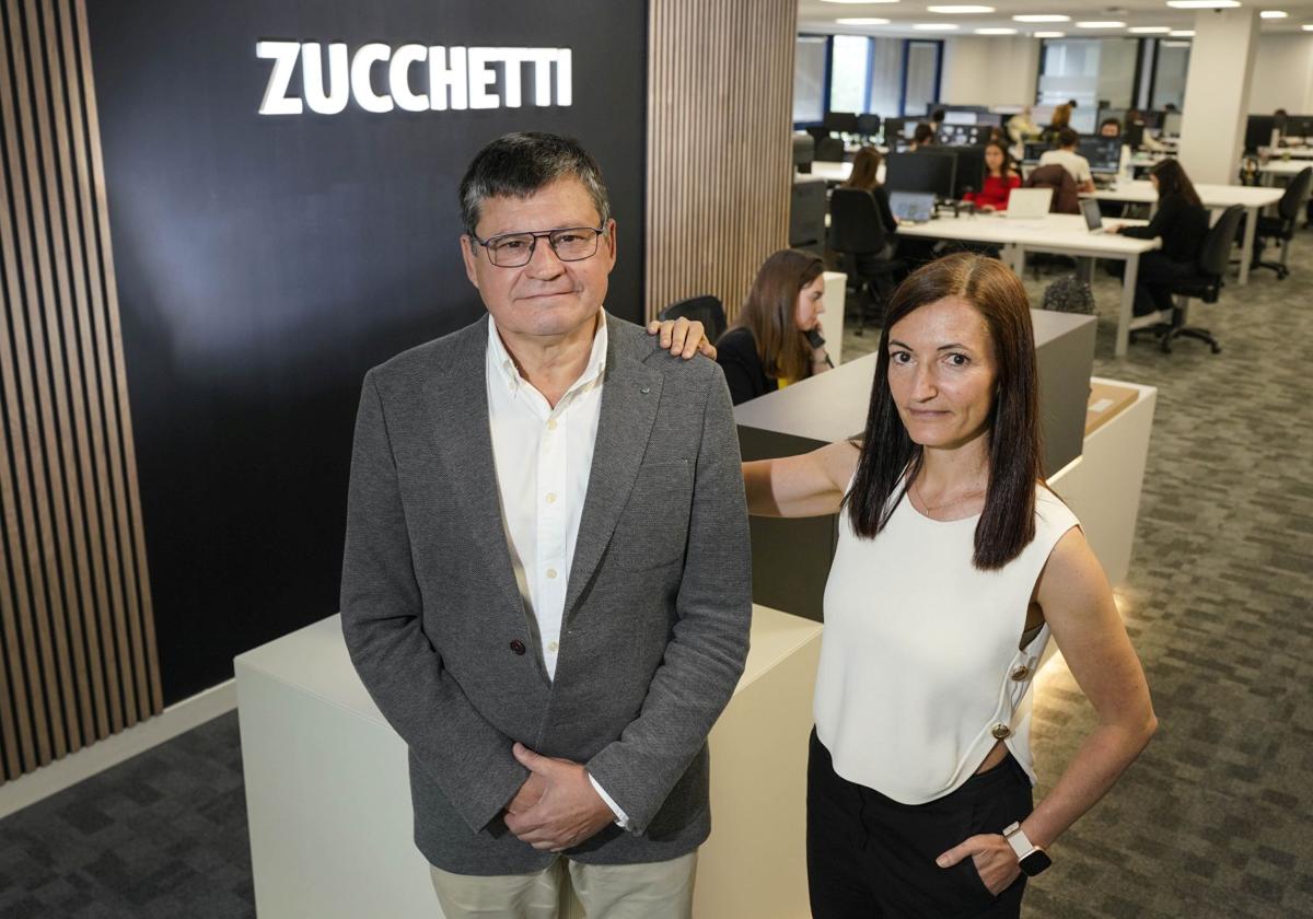 Justino Martínez, director general de Zucchetti Spain, e Idoia Calonge, directora de Gestión de Personas, en la sede de Donostia.