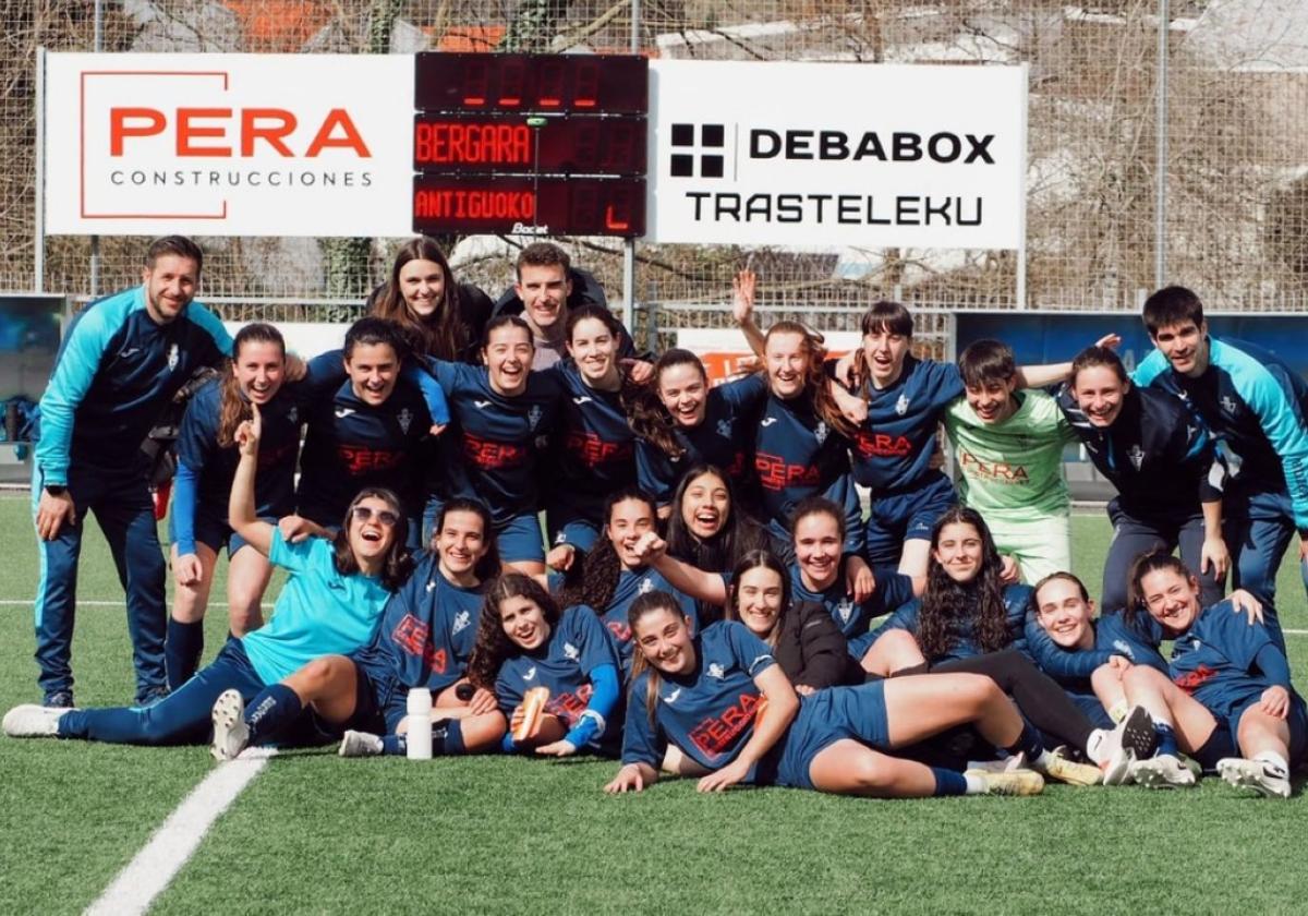 Entrenamiento abierto para las futbolistas y partido amistoso
