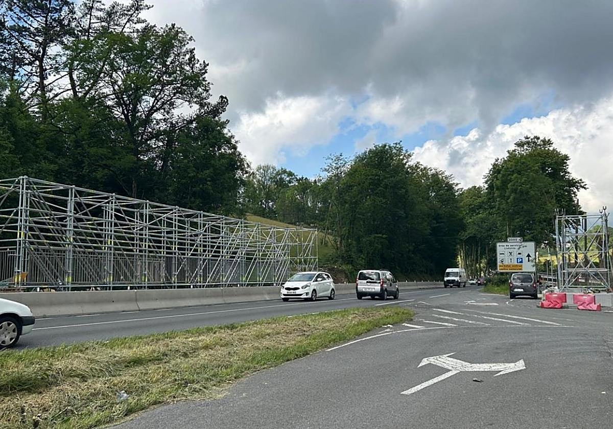 La estructura en construcción a la espera de la instalación este próximo martes de la pasarela provisional.