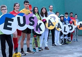 Deportistas de variedad de disciplinas integran el 'hamaikakoa'.