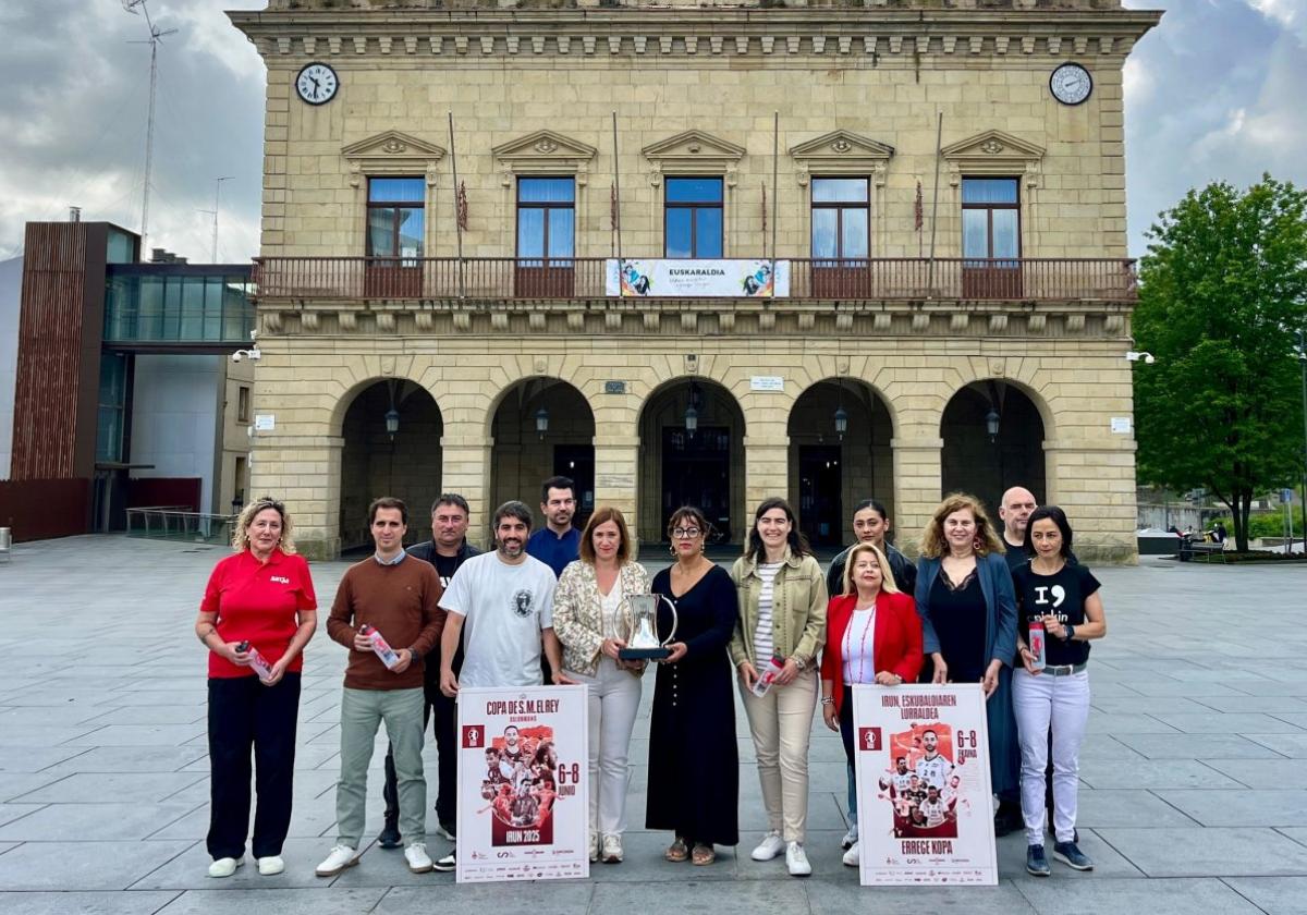 Alcaldesa y diputada sostienen la copa acompañadas por respresentantes institucionales y del tejido deportivo, comercial y hostelero de la ciudad.