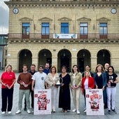 Alcaldesa y diputada sostienen la copa acompañadas por respresentantes institucionales y del tejido deportivo, comercial y hostelero de la ciudad.
