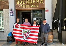 Presentación frente al bar Buenuena.