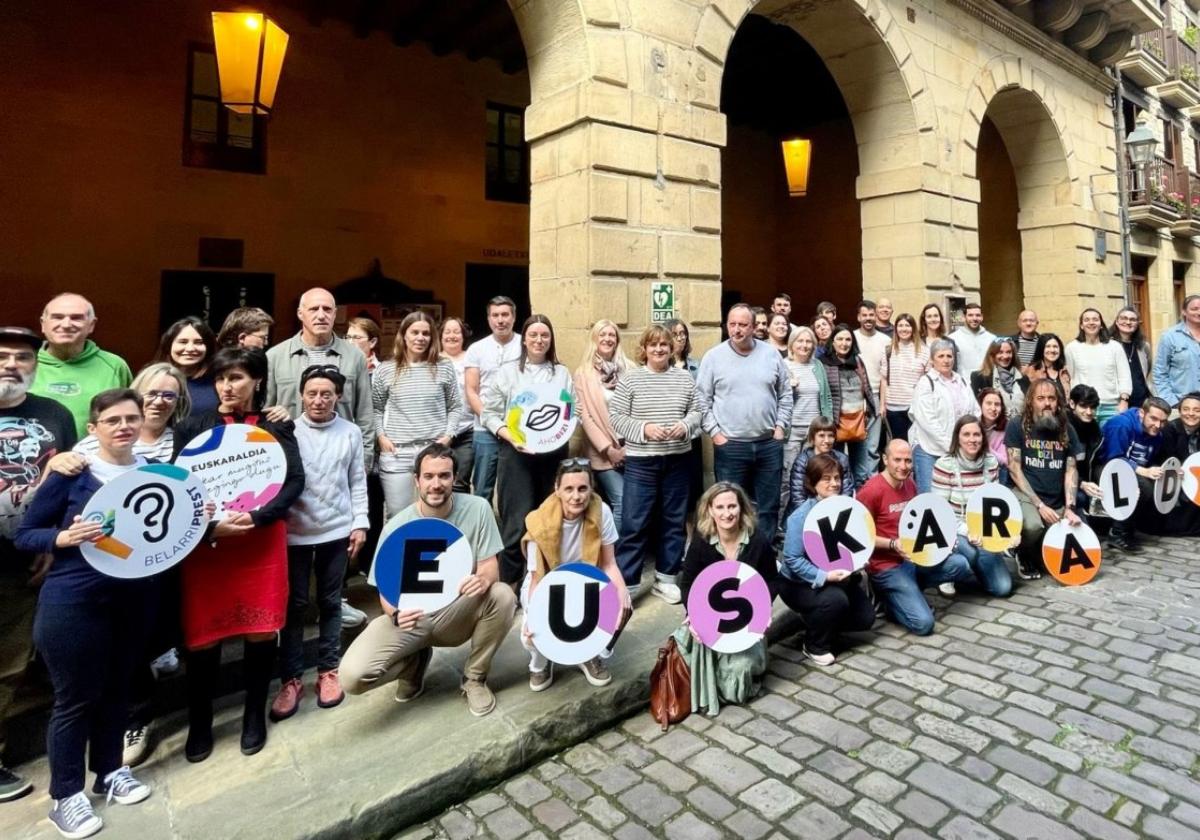 Euskaraldiaren jai erraldoia egingo dute gaur Santa Maria Magdalena plazan