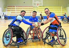 Iker, Aner y Oskar comparten un balón antes de un entrenamiento del Salto Bera Bera.