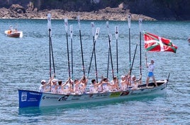 Los remeros de La Donostiarra celebran su victoria en Mutriku.