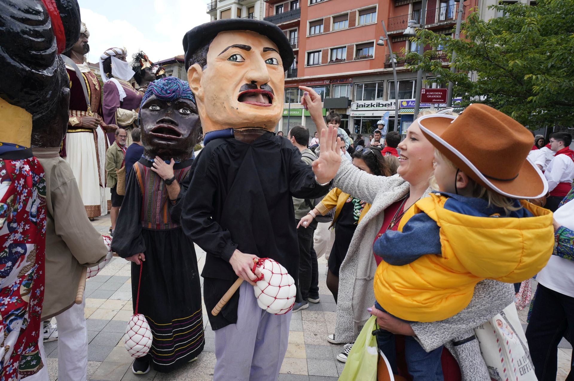 Los nuevos cabezudos se estrenan en la plazoleta del Juncal