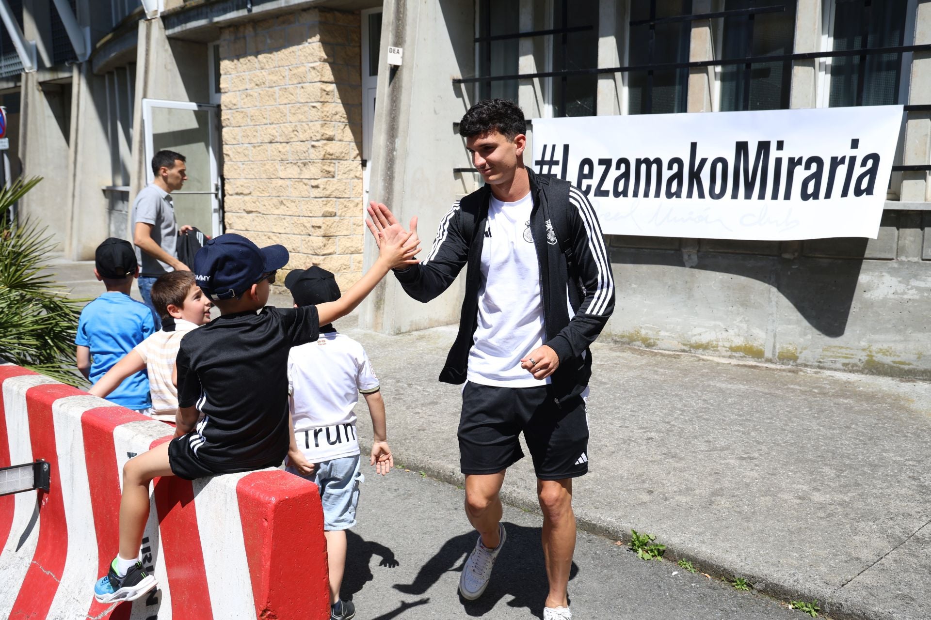 Así ha sido el recibimiento de cientos de txuribeltz al Real Unión