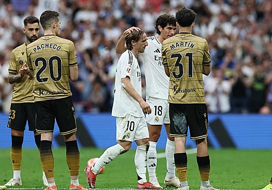 Brais, Pacheco y Jon Martín aplauden a Luka Modric en el pasillo que le han hecho ambos equipos antes de finalizar el duelo.