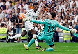 Marrero despeja con los dedos el intento de picada de Vinícius