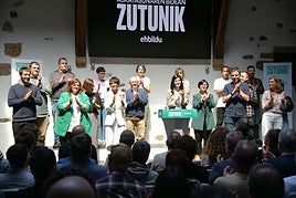 Izagirre, Zinkunegi e Iriarte, en el centro de la imagen, durante el acto de EH Bildu este sábado en el palacio Igartza de Beasain.