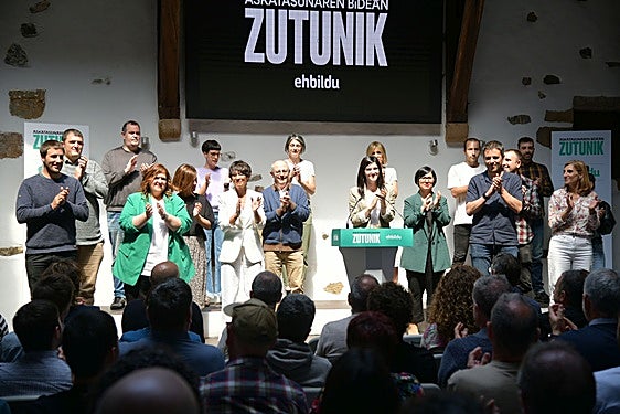 Izagirre, Zinkunegi e Iriarte, en el centro de la imagen, durante el acto de EH Bildu este sábado en el palacio Igartza de Beasain.
