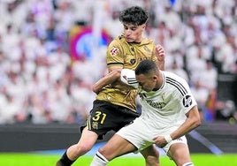 Jon Martín pugna con Mbappé por un balón este sábado en el Bernabéu.
