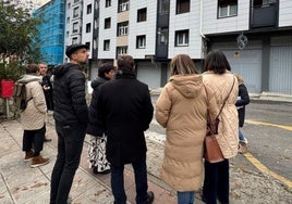 Visita institucional a las obras para rehabilitar las viviendas de Ezozibidea.
