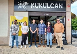 Representantes municipales, de la asociación Salkin y propietarios de la tienda Kukulcan.