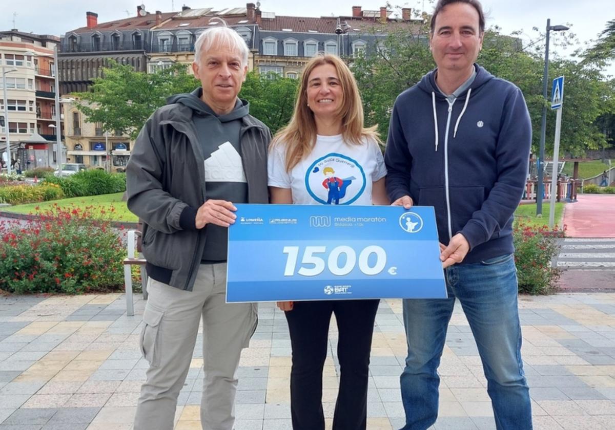El Super Amara-BAT entrega 1.500 euros de la media maratón a Mi dulce guerrero