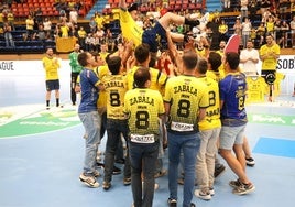 El eibartarra Mikel Zabala, que deja el balonmano de alto nivel, manteado por sus amigos.